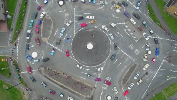 Tesla FSD Beta 10.13: Roundabouts, solving Chazman's turn and navigating without GPS and map data