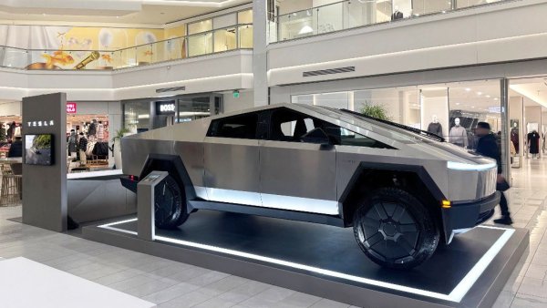Tesla is Setting Up Pop-Up Displays Across Malls in the United States [VIDEO]
