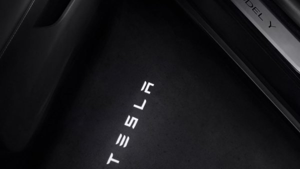 Tesla Adds Projection Puddle Lights to Store in North America [Now in Europe]