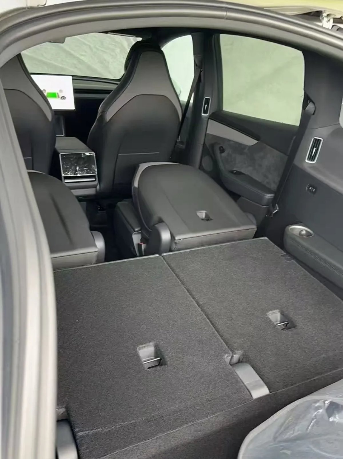 Tesla Introduces the Model Y L: 6-Seats, Foldable Captain Chairs, New Rear Vents & Spoiler [VIDEO]