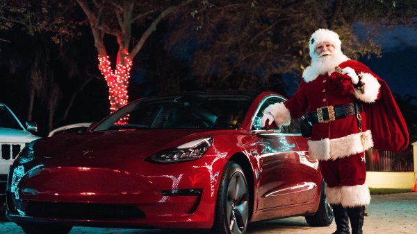Tesla Will Soon Allow You to Gift FSD Subscriptions