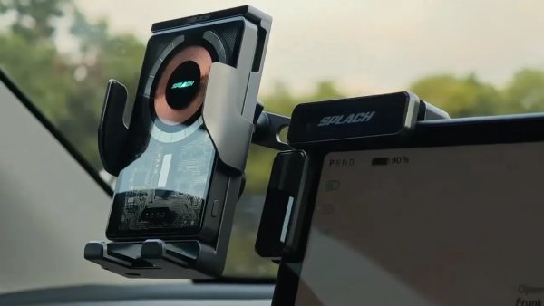 Splach Introduces a Flexible Phone Mount for Your Tesla
