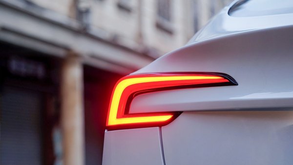 Tesla FSD V14 to Include Reduced Driver Monitoring