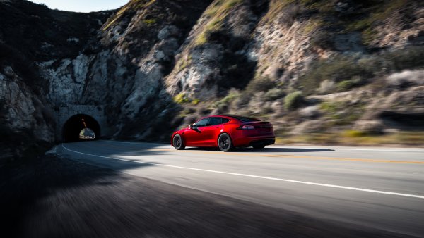 Tesla Now Pauses Subscriptions and Trials During Service Visits