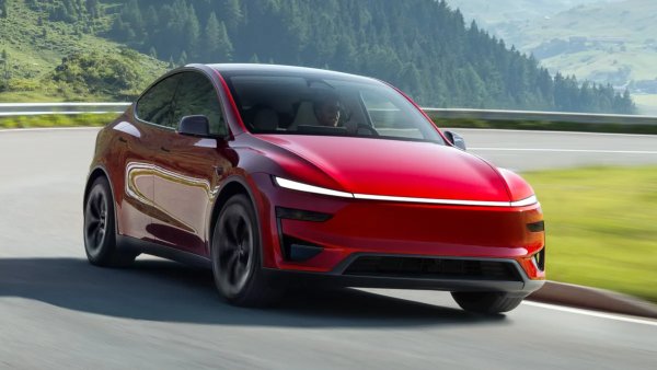 Watch As Tesla’s FSD Identifies 70 MPH Potential Crash and Steers Clear