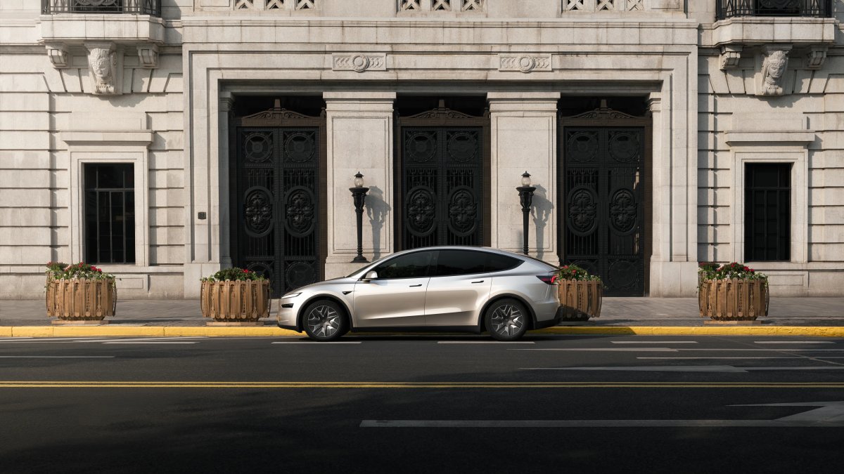 Tesla's new three-row, six-seat Model Y L.