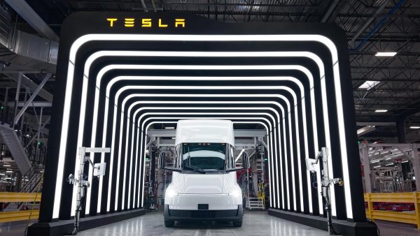 Tesla Starts Sending Invites for Semi Event on September 24