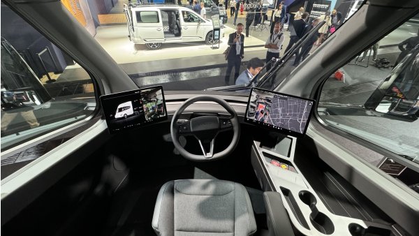Tesla Shows Off Tesla Semi Improvements: Sleeper Cab, New Suspension, European Market Changes