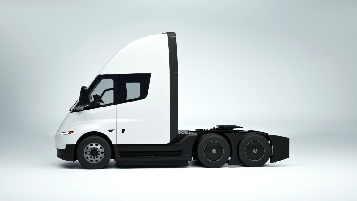 Tesla Semi Standard Range vs. Tesla Semi Long Range
