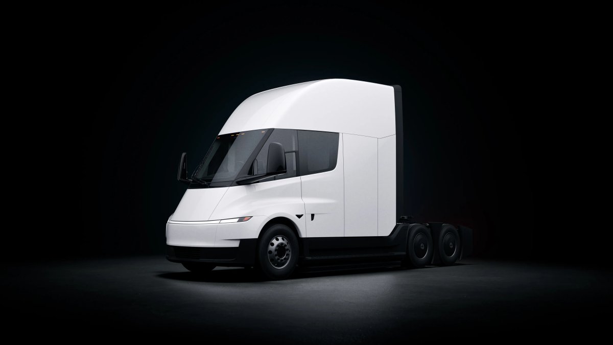 Tesla Semi Standard Range vs Long Range
