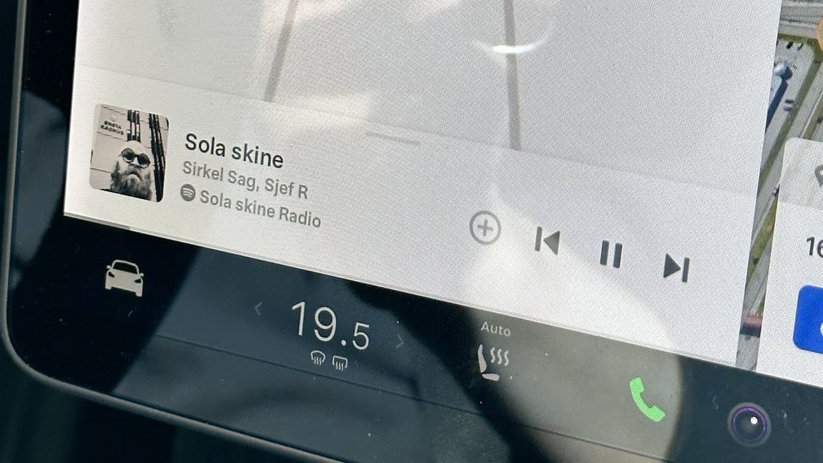 Tesla added 'Favoriting Songs' in update 2023.12